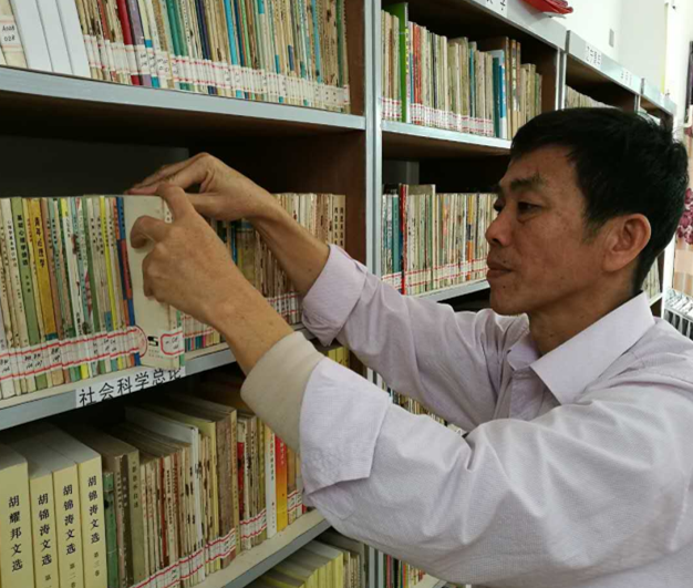 冯慧君：藏书近13000册 “书籍博物馆”实至名归