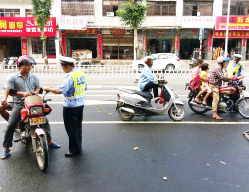 万宁交警开展摩托车、电动车交通违法行为专项整治行动