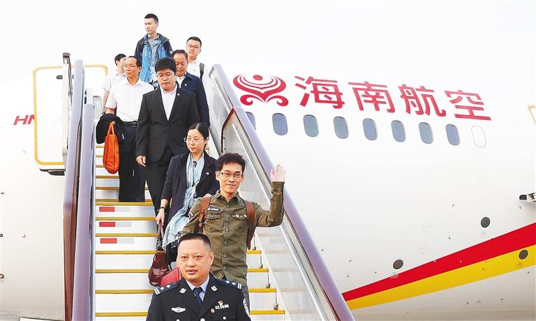 出席党的十九大的海南代表团抵京