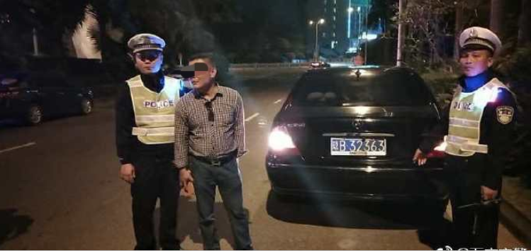 万宁交警路管员查扣一辆伪牌奔驰车 司机被拘留7天罚款5000元