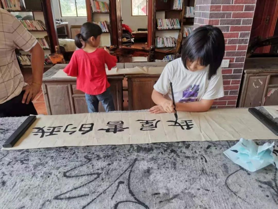 “我的书屋·我的梦”农村少年儿童实践活动走进溪边书屋