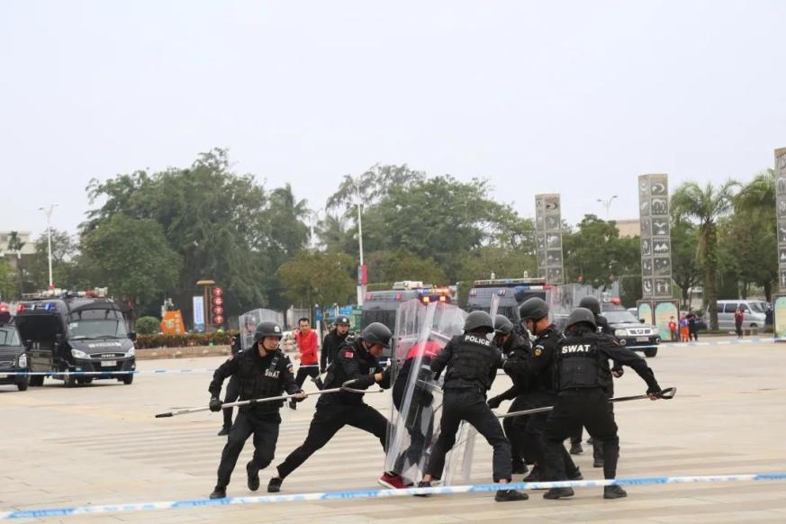 省公安特巡警琼东片区“红蓝对抗”演练在万宁举行