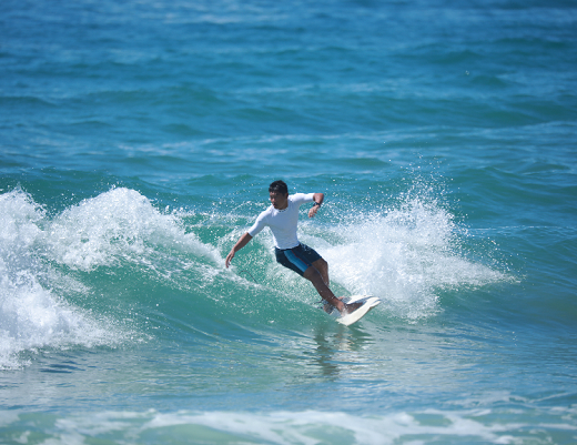 第十四届全国运动会冲浪比赛预赛在海南万宁日月湾开赛