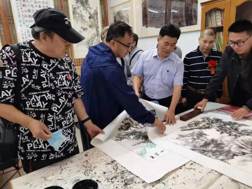 万宁市中国画学会揭牌成立 林道飞当选第一届会长