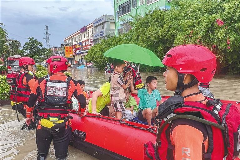 三亚昨日持续暴雨引发内涝 消防救援人员营救疏散转移被困群众29人